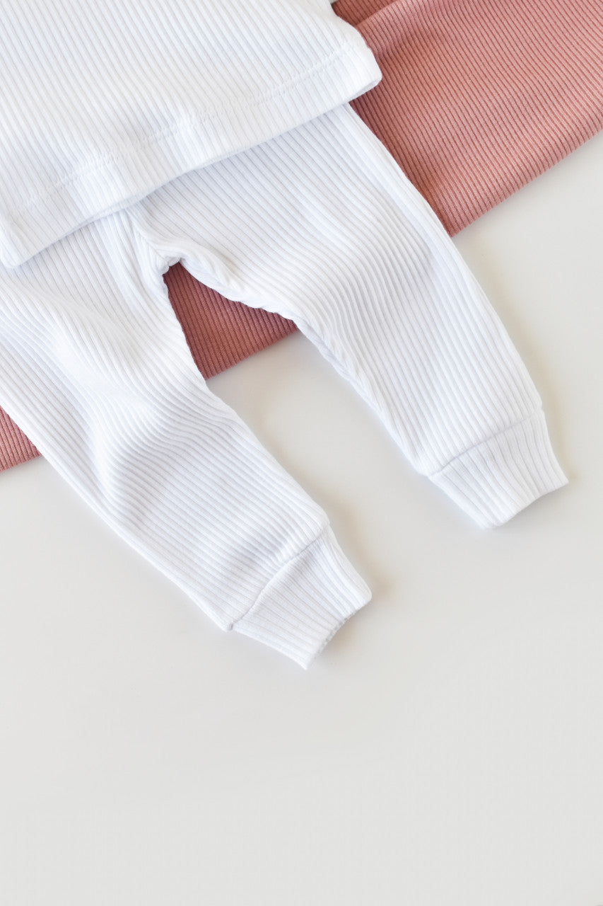 Set bluzita cu maneca lunga si pantaloni lungi din bumbac organic si modal - Alb BabyCosy