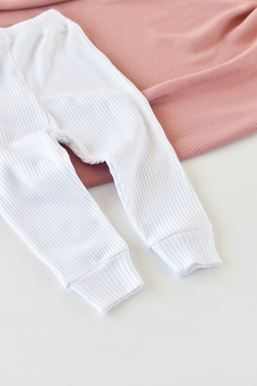 Set bluzita cu maneca lunga si pantaloni lungi din bumbac organic si modal - Alb BabyCosy