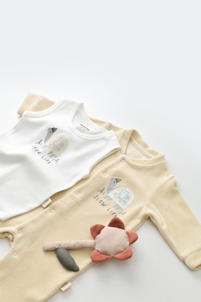 Set Broscuta cu salopeta si body din 80%bumbac organic si 20% poliester - Crem, BabyCosy