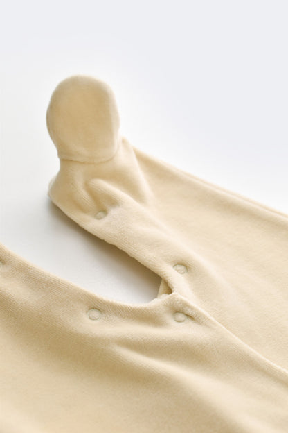 Set Broscuta cu salopeta si body din 80%bumbac organic si 20% poliester - Crem, BabyCosy