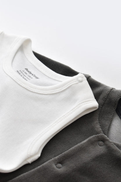 Set Broscuta cu salopeta si body din 80%bumbac organic si 20% poliester - Antracit, BabyCosy