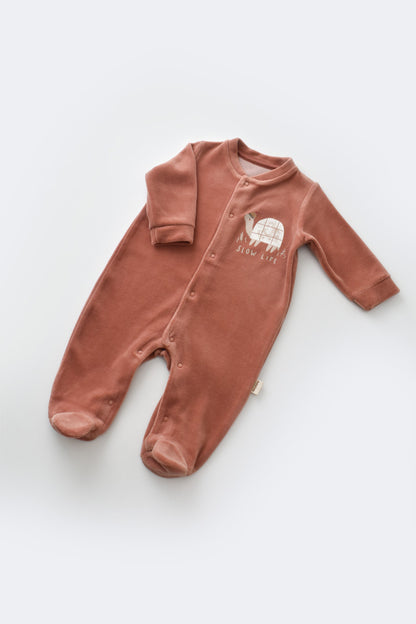 Set Broscuta cu salopeta si body din 80%bumbac organic si 20% poliester - Caramiziu, BabyCosy