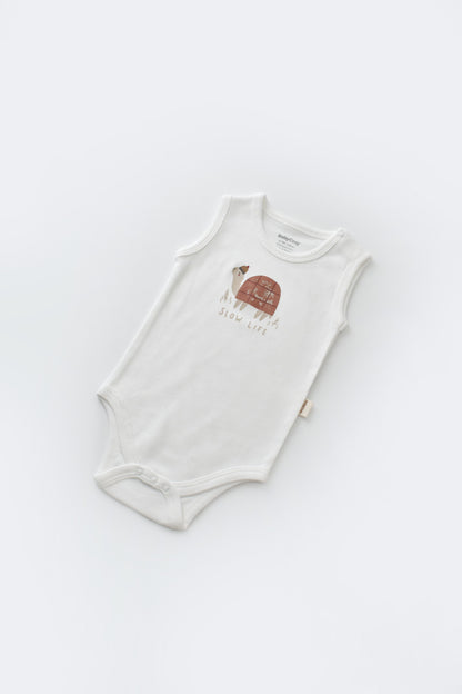 Set Broscuta cu salopeta si body din 80%bumbac organic si 20% poliester - Caramiziu, BabyCosy