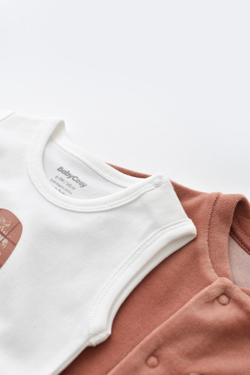Set Broscuta cu salopeta si body din 80%bumbac organic si 20% poliester - Caramiziu, BabyCosy