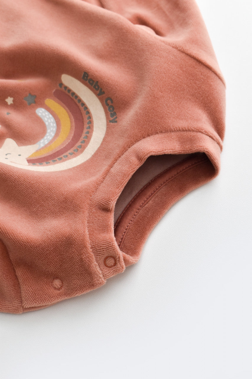 Set Curcubeu cu bluzita cu maneca lunga si pantaloni lungi din 80%bumbac organic si 20% poliester - Caramiziu, BabyCosy