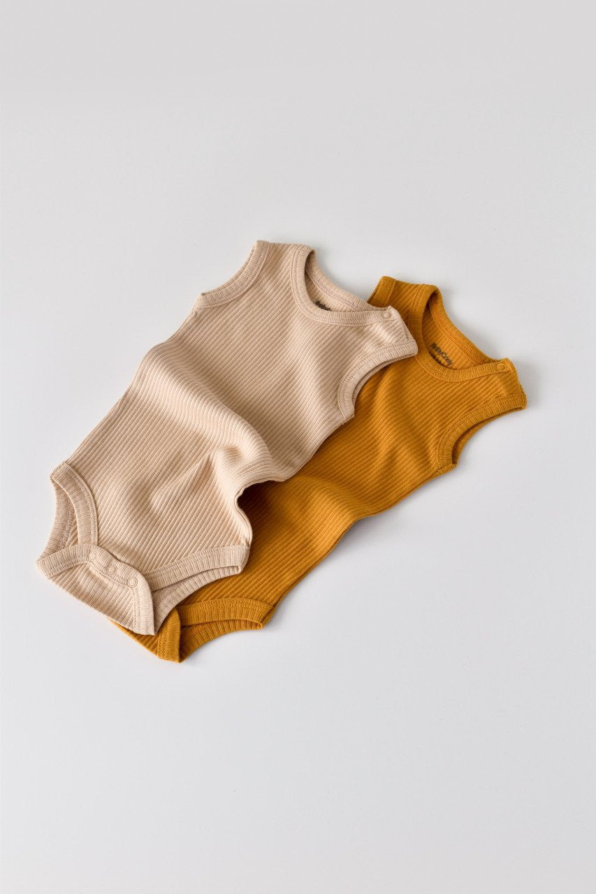 Set de 2 body-uri fara maneci din bumbac organic si modal - Mustar/Somon BabyCosy
