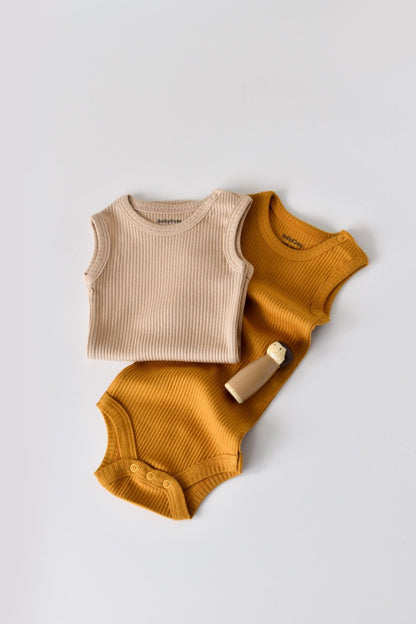 Set de 2 body-uri fara maneci din bumbac organic si modal - Mustar/Somon BabyCosy