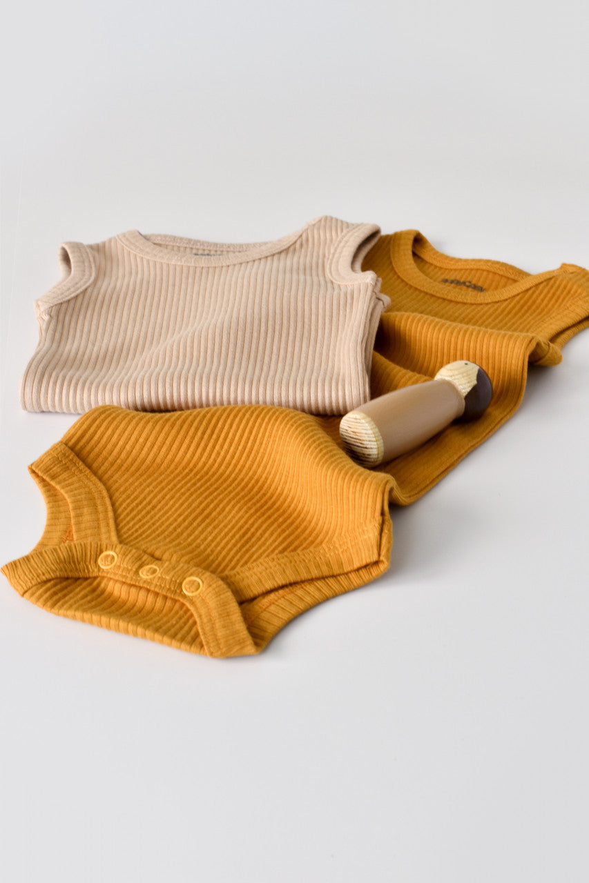Set de 2 body-uri fara maneci din bumbac organic si modal - Mustar/Somon BabyCosy