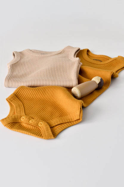 Set de 2 body-uri fara maneci din bumbac organic si modal - Mustar/Somon BabyCosy
