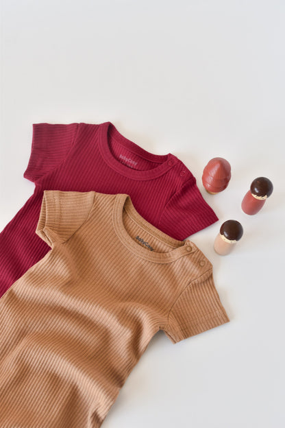 Set de 2 salopetele cu maneca scurta din bumbac organic si modal - Rosu/ Maro BabyCosy