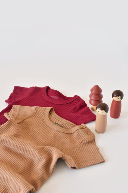 Set de 2 salopetele cu maneca scurta din bumbac organic si modal - Rosu/ Maro BabyCosy