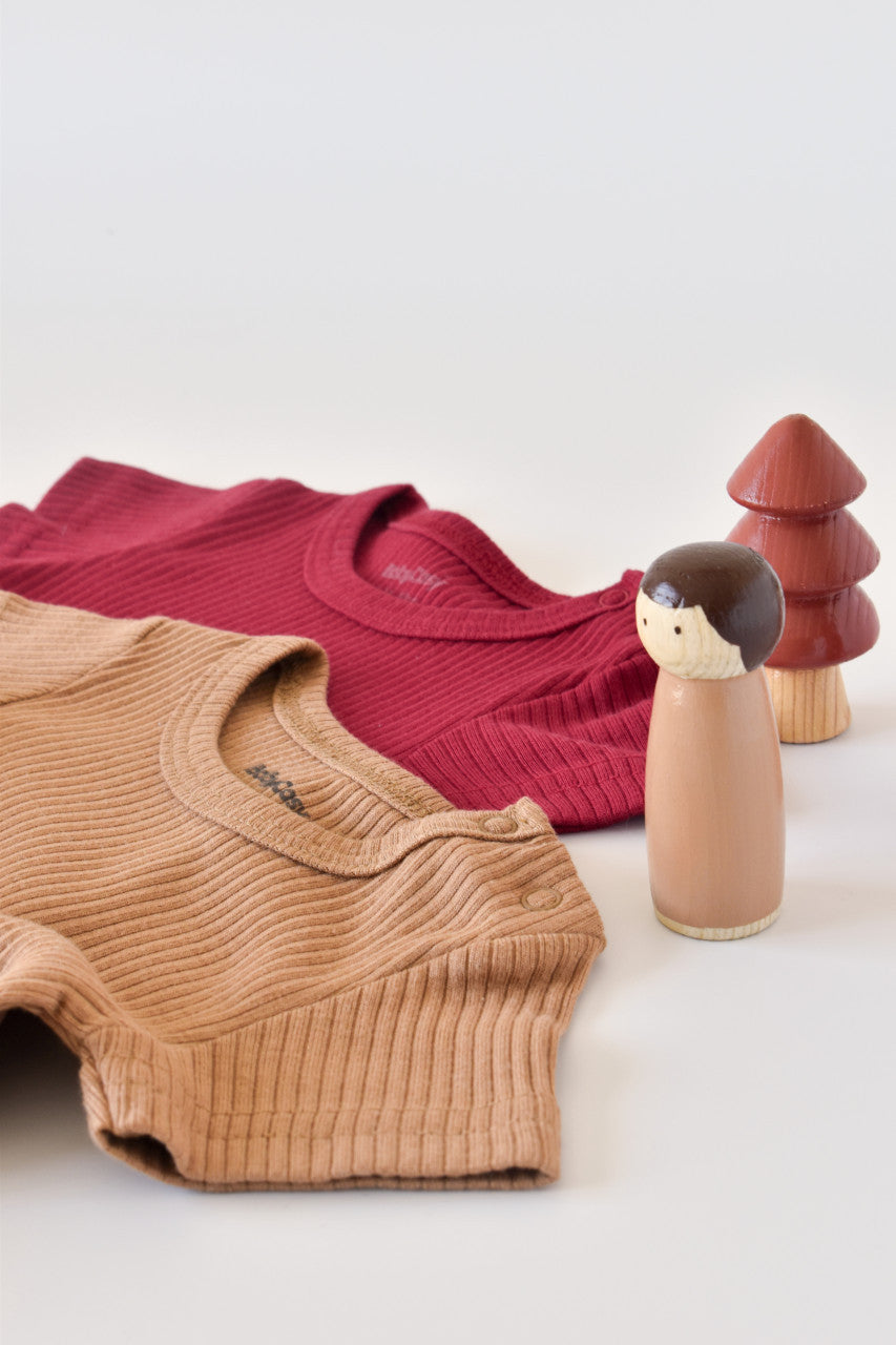 Set de 2 salopetele cu maneca scurta din bumbac organic si modal - Rosu/ Maro BabyCosy