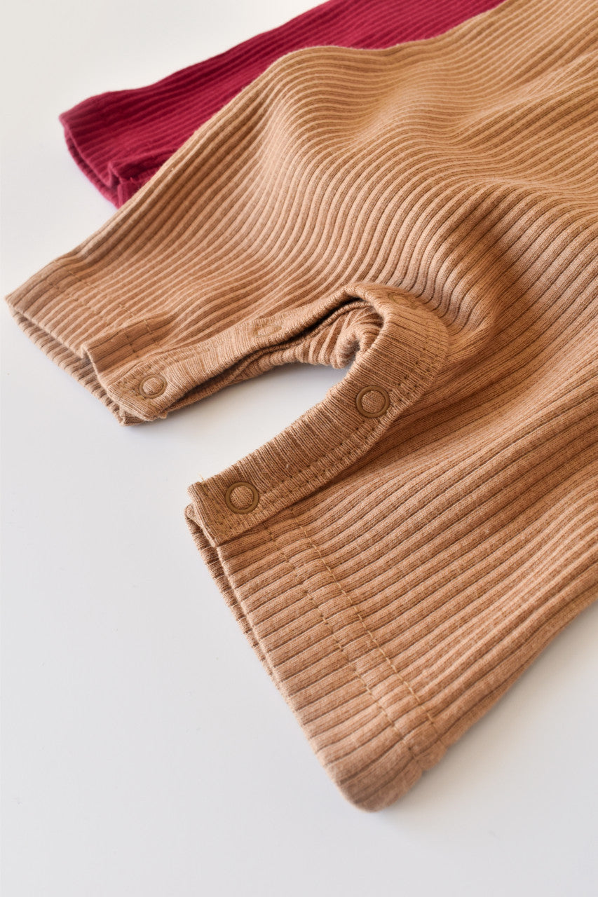 Set de 2 salopetele cu maneca scurta din bumbac organic si modal - Rosu/ Maro BabyCosy