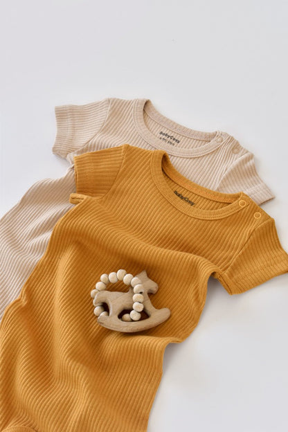 Set de 2 salopetele cu maneca scurta din bumbac organic si modal - Mustar/ Somon BabyCosy