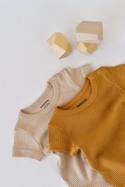 Set de 2 salopetele cu maneca scurta din bumbac organic si modal - Mustar/ Somon BabyCosy