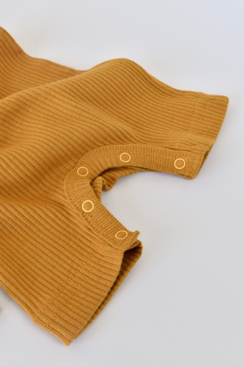 Set de 2 salopetele cu maneca scurta din bumbac organic si modal - Mustar/ Somon BabyCosy