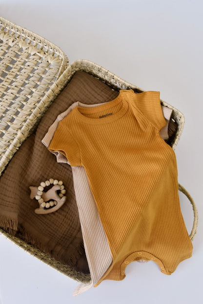 Set de 2 salopetele cu maneca scurta din bumbac organic si modal - Mustar/ Somon BabyCosy