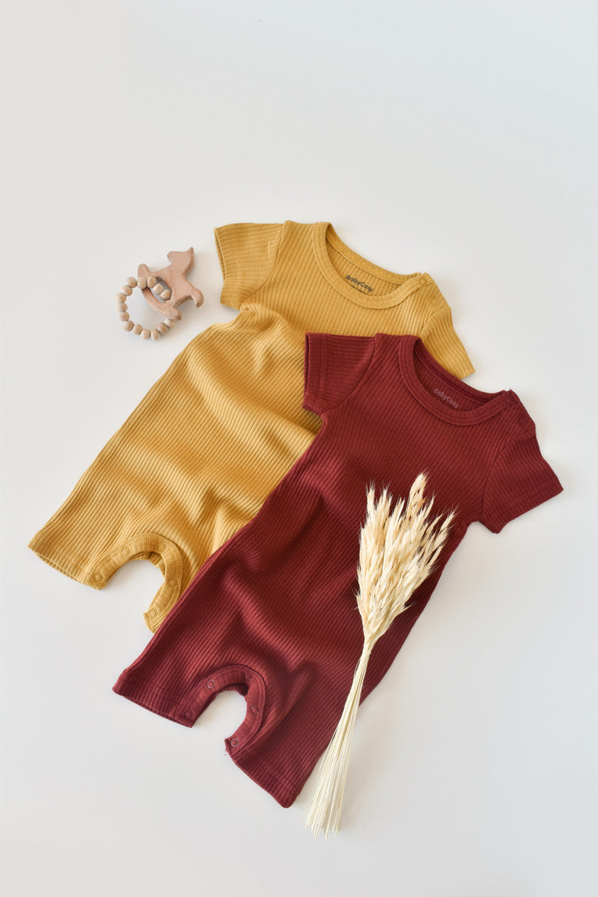 Set de 2 salopetele cu maneca scurta din bumbac organic si modal - Caramiziu/ Sofran BabyCosy