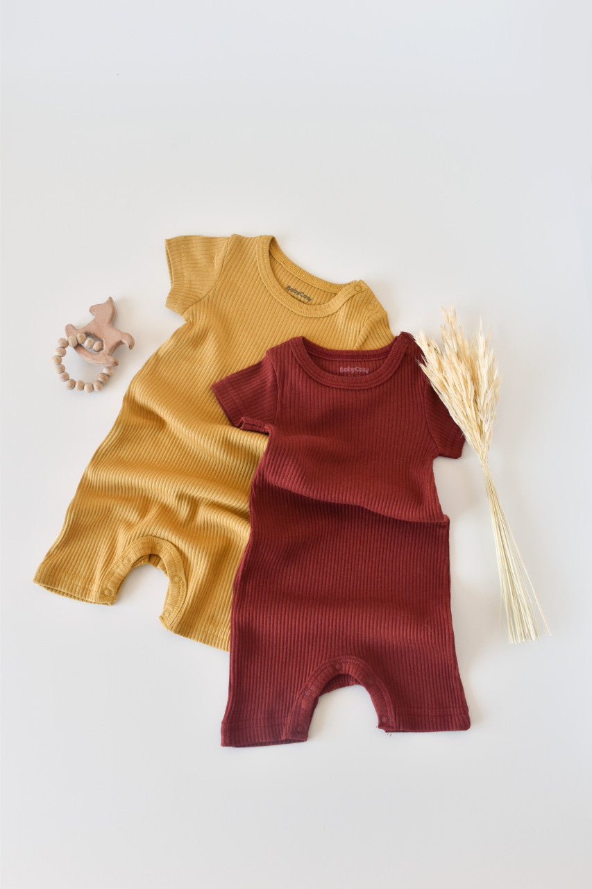Set de 2 salopetele cu maneca scurta din bumbac organic si modal - Caramiziu/ Sofran BabyCosy