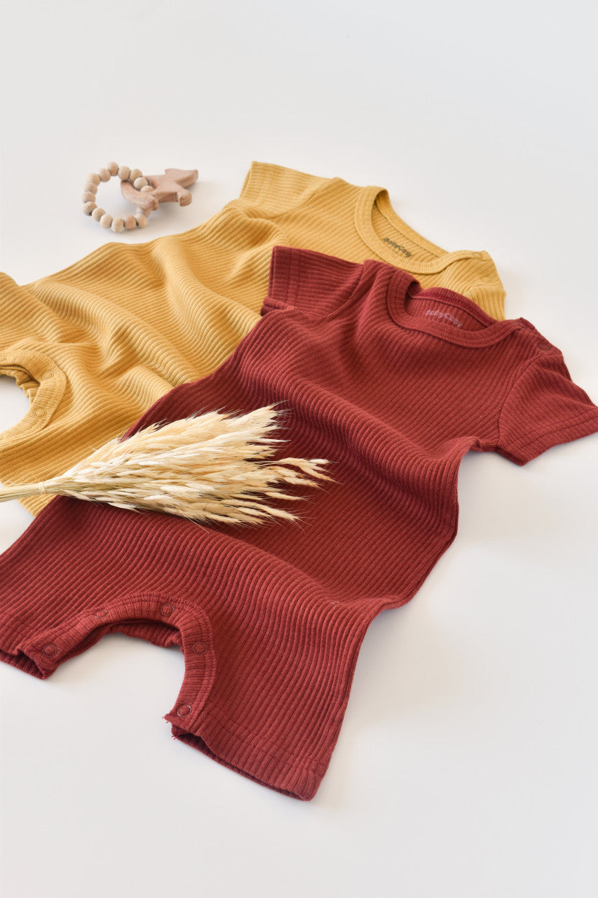 Set de 2 salopetele cu maneca scurta din bumbac organic si modal - Caramiziu/ Sofran BabyCosy