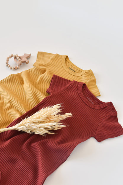 Set de 2 salopetele cu maneca scurta din bumbac organic si modal - Caramiziu/ Sofran BabyCosy