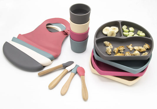 Set diversificare 4 piese din silicon BabyJem: bavetica, farfurie, lingurita si pahar - Set diversificare