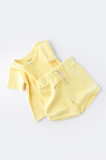 Set tricou cu pantaloni scurti - 100% bumbac organic - Galben, BabyCosy