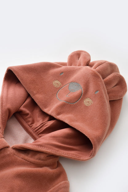 Set Ursulet cu bluzita cu fermoar si gluga si pantaloni lungi din 80%bumbac organic si 20% poliester - Caramiziu, BabyCosy
