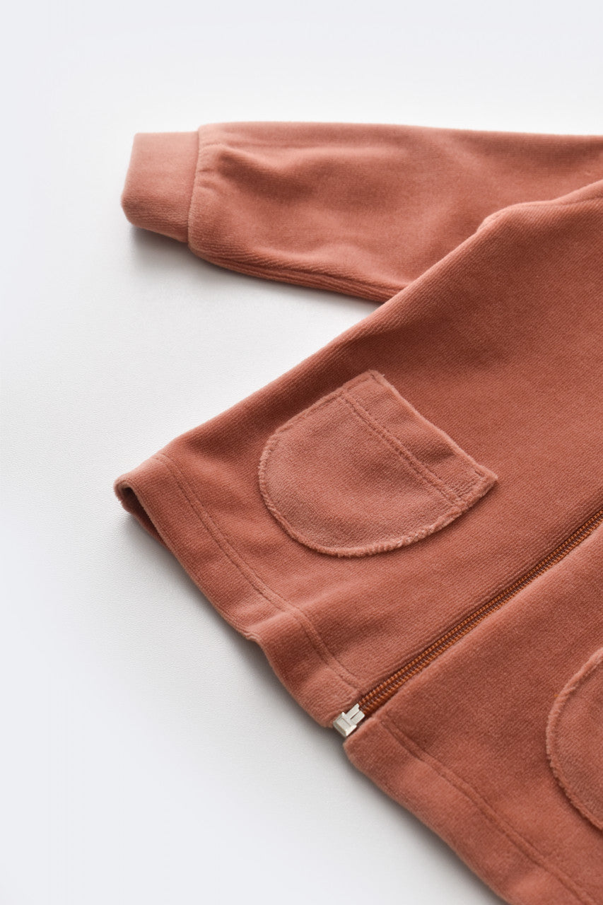 Set Ursulet cu bluzita cu fermoar si gluga si pantaloni lungi din 80%bumbac organic si 20% poliester - Caramiziu, BabyCosy