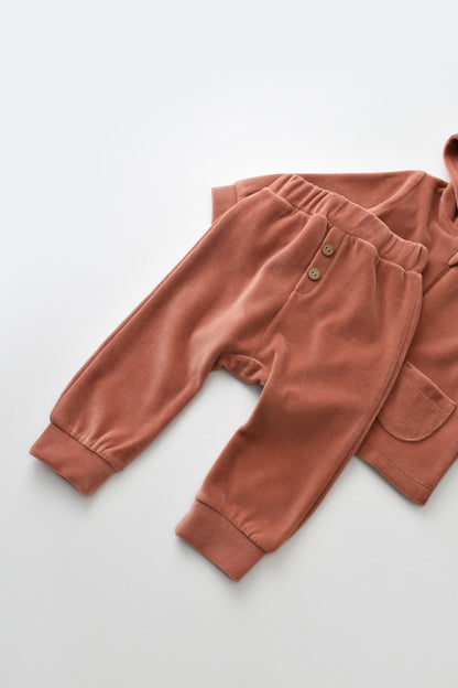 Set Ursulet cu bluzita cu fermoar si gluga si pantaloni lungi din 80%bumbac organic si 20% poliester - Caramiziu, BabyCosy